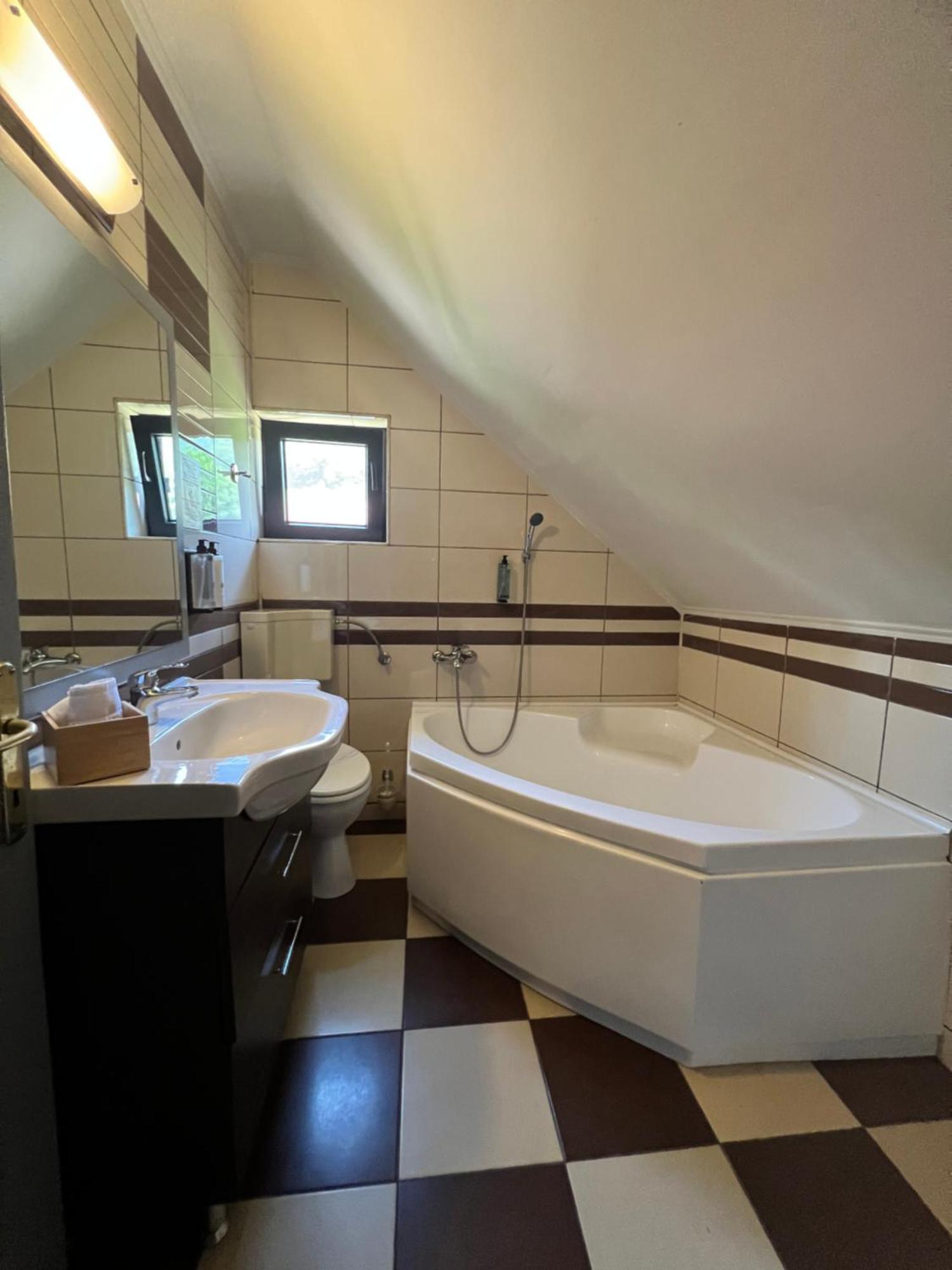 Garden Retreat (Adults Only) Ξενοδοχείο Μπραν Εξωτερικό φωτογραφία